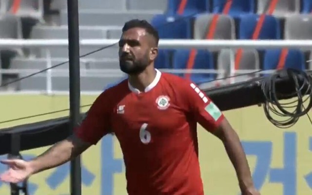  门兴格拉德巴赫定位球配合默契，战术角球收获进球