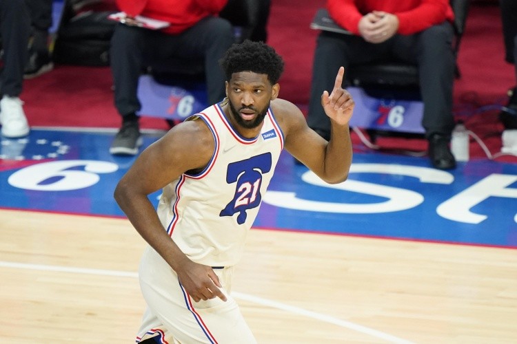  恩比德统治内线狂摘二十篮板，76人轻取魔术豪取五连胜  